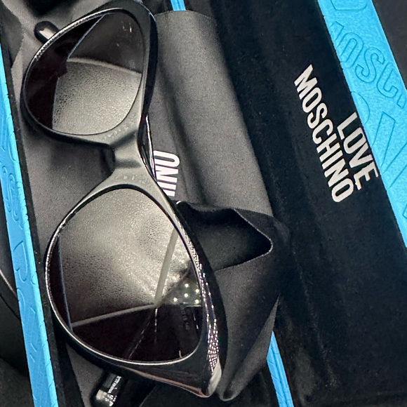 NWOT Moschino Black Sunglasses retail $148 - Picture 9 of 11